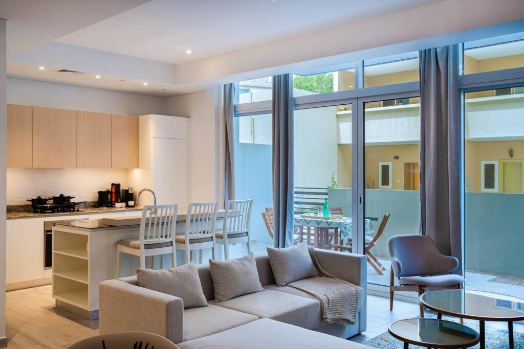 هتل وایبرنت 2 بد کاندو این بلگراویا 3، جی وی سی - Vibrant 2 Bed Condo in Belgravia III, JVC