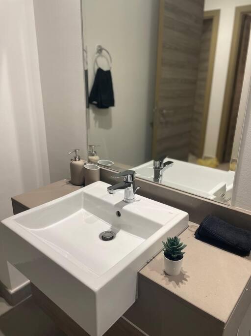 هتل اسپیشس آپارتمان وید اسکایلاین آو دبی مارینا - Spacious Apartment with Skyline of Dubai Marina