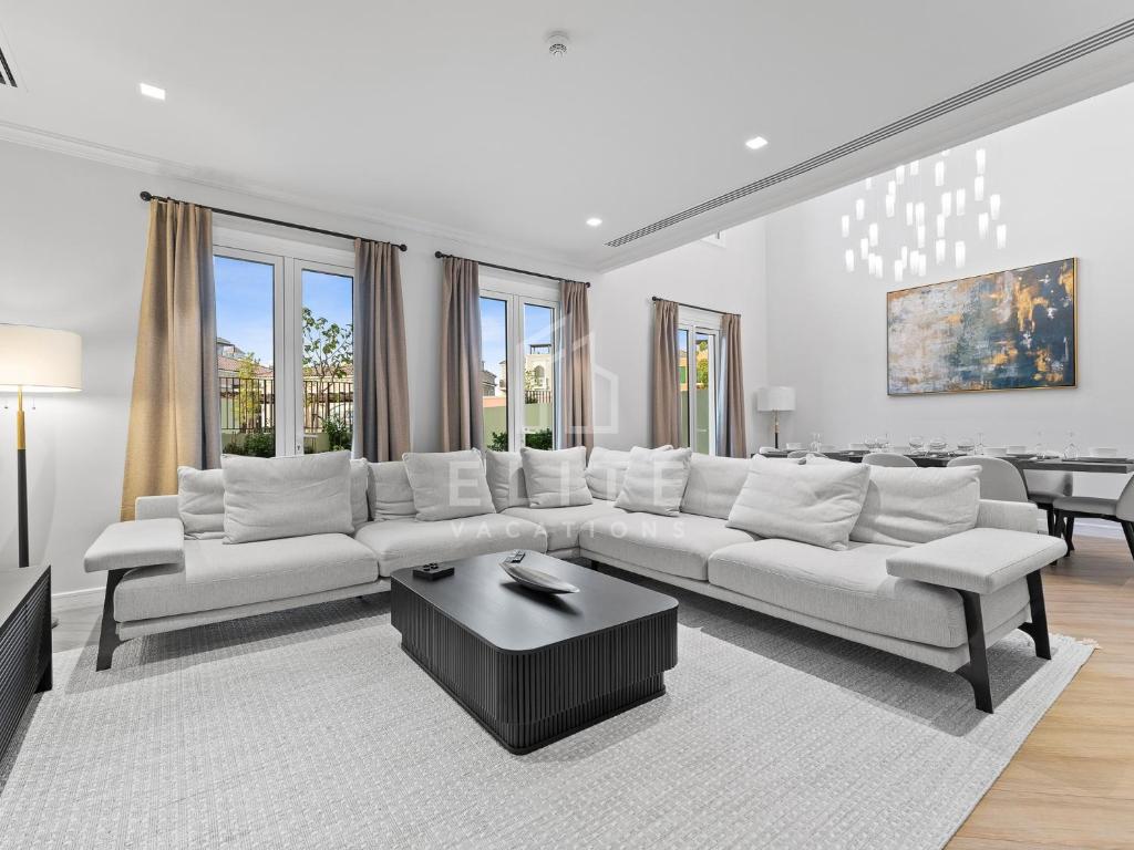 هتل لاکشری 4 بی آر ویلا ویت پرایوت بیچ اند برج ویوز - Luxury 4BR Villa with Private Beach and Burj Views