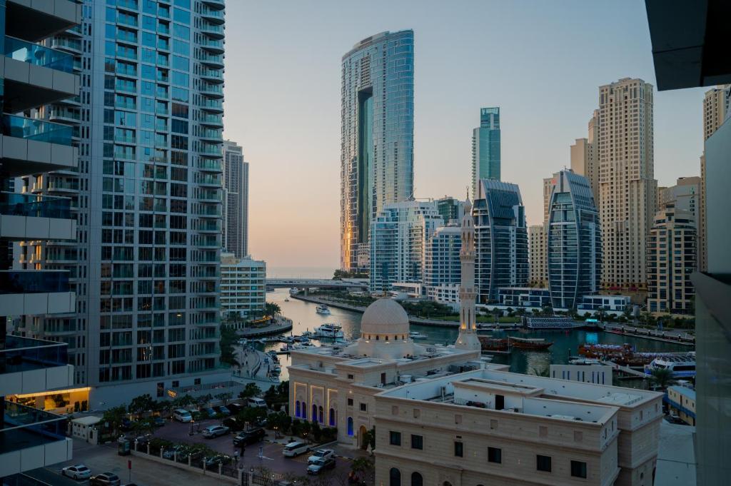 هتل ۱ بی آر آپارتمان ویت مارینا ویو - کلاوز تو مترو - 1 BR Apartment With Marina View - Close to Metro