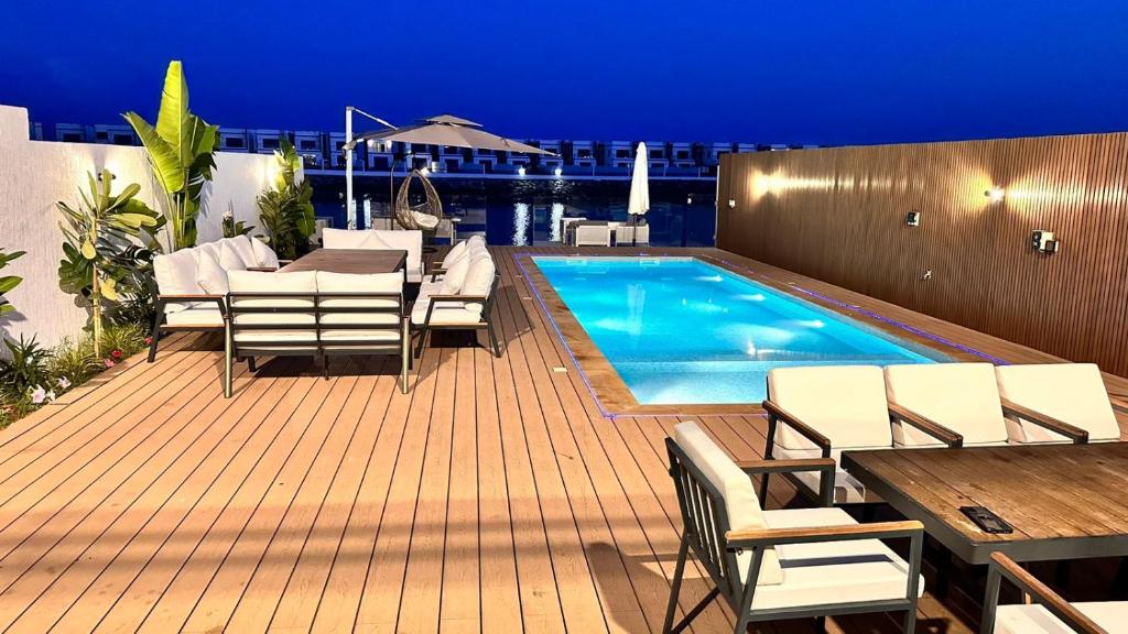 هتل لاکچری ویلا 5 بیدرومز وید سی ویو اند فری بوت Luxury Villa 5 bedrooms with sea view and free boat