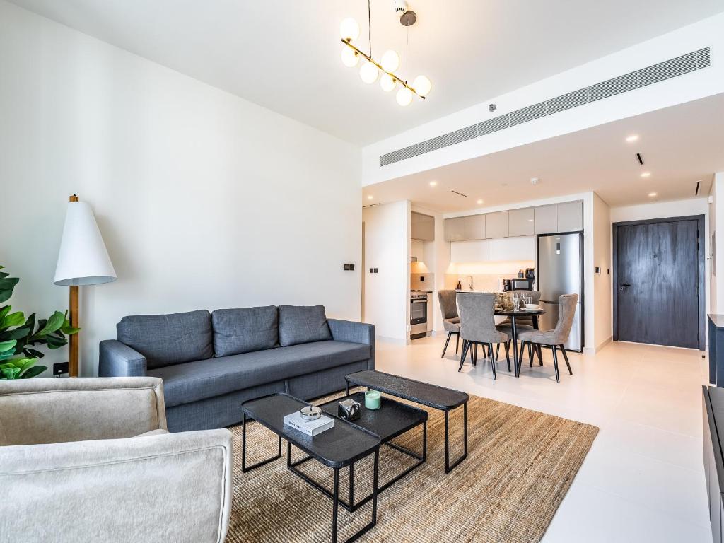 هتل سی-فرانت یونیک ریتریت ویت بالکنی این مارینا - Sea-Front Unique Retreat With Balcony in Marina