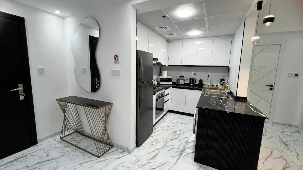 هتل استی این هارت آو دبی مارینا، واک تو جی بی آر! #3 - Stay in heart of Dubai Marina, walk to JBR! #3