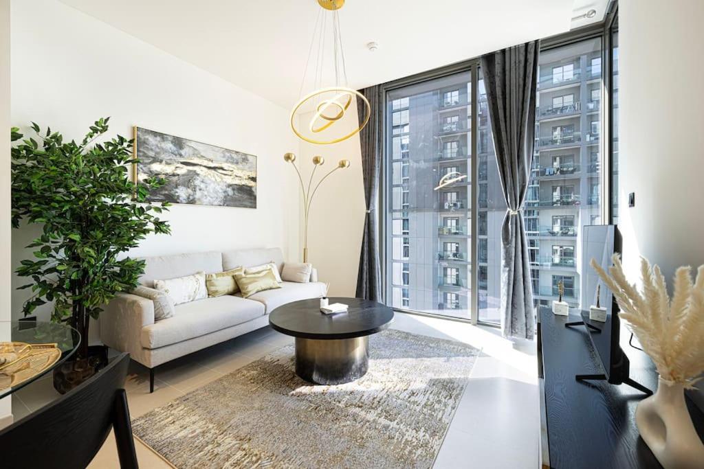 هتل مدرن 1 بد فلت - 7 مین تو برج خلیفه - اسکای لاین ویوز - اکسس تو پول اند جیم - Modern 1 Bed Flat - 7 mins to Burj Khalifa - Skyline Views - Access to Pool & Gym