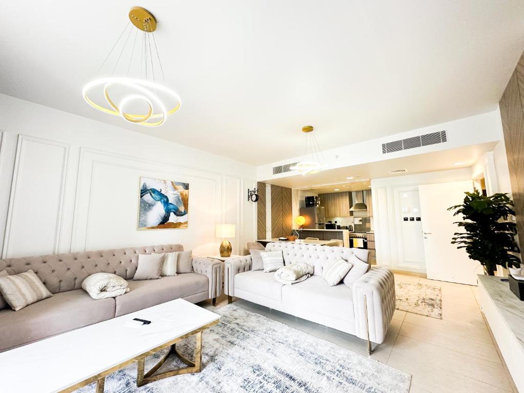 هتل لوکژریوس 2 بی آر این ال زینا ویت بالکنی جیم اند پول 505 - Luxurious 2BR in Al Zeina with Balcony Gym&Pool 505