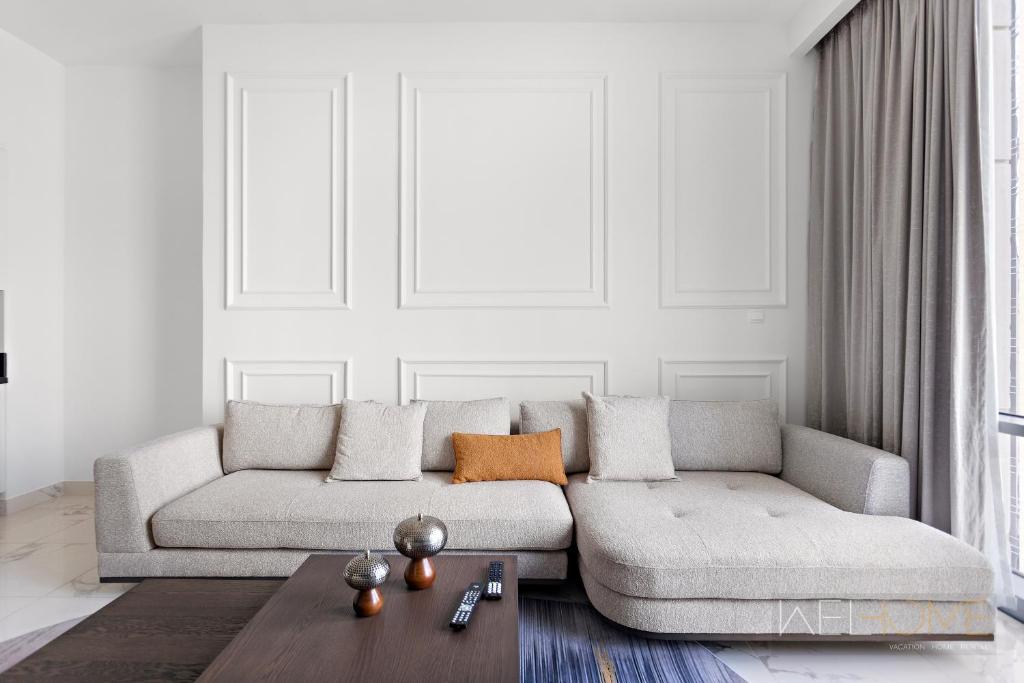 WelHome - Luxurious 2BR Apt at Noora Tower in Business Bay