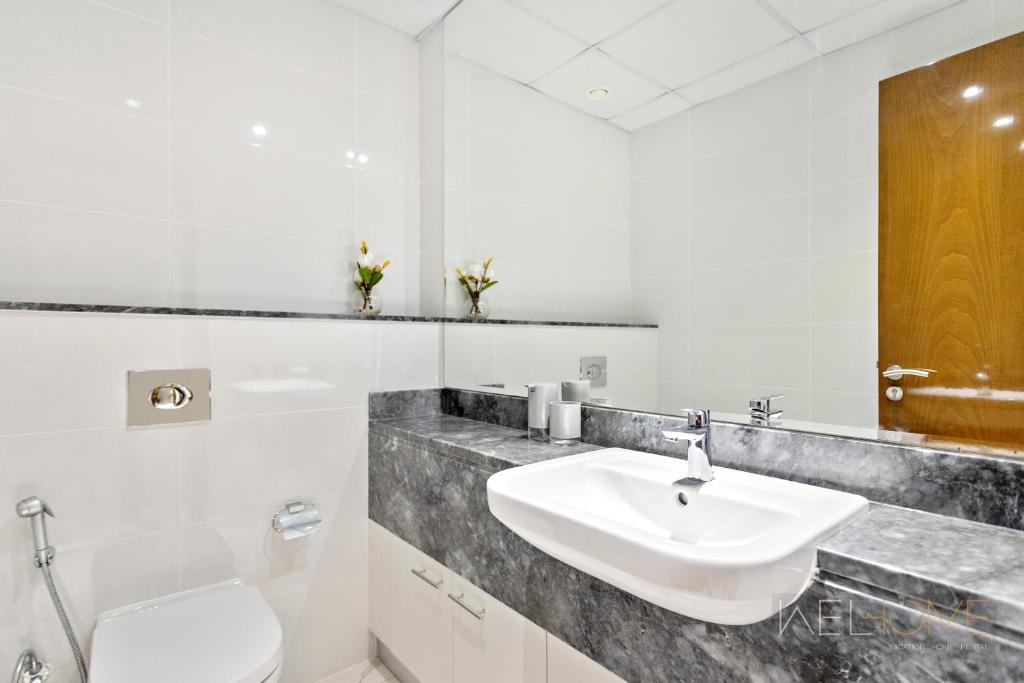 WelHome - Luxurious 2BR Apt at Noora Tower in Business Bay