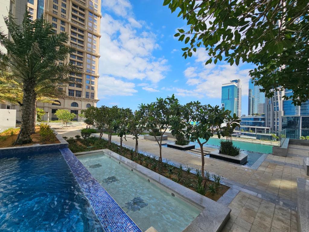 WelHome - Luxurious 2BR Apt at Noora Tower in Business Bay
