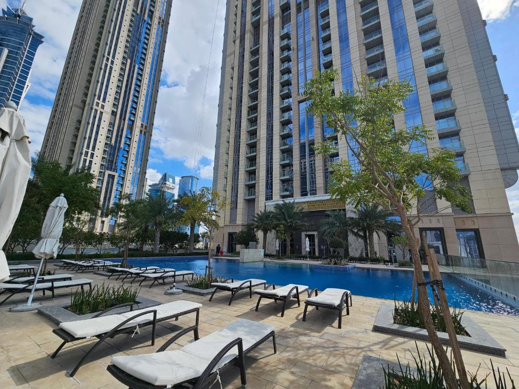 WelHome - Luxurious 2BR Apt at Noora Tower in Business Bay