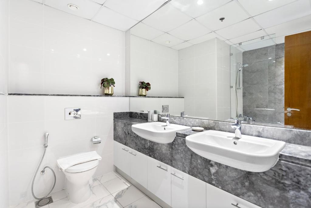 WelHome - Luxurious 2BR Apt at Noora Tower in Business Bay