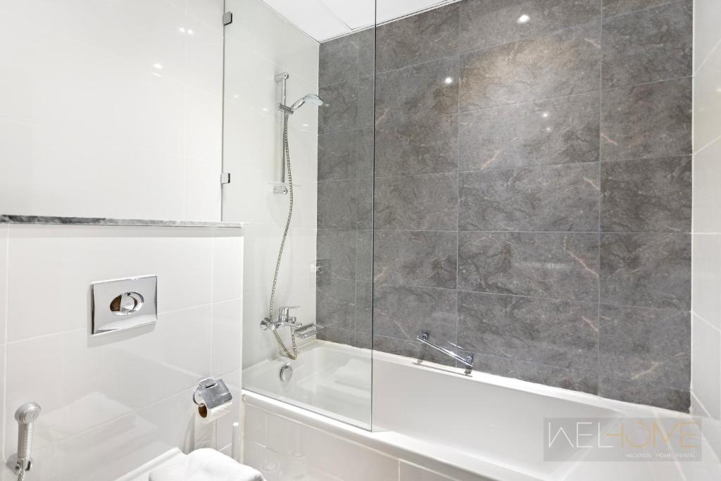 WelHome - Luxurious 2BR Apt at Noora Tower in Business Bay