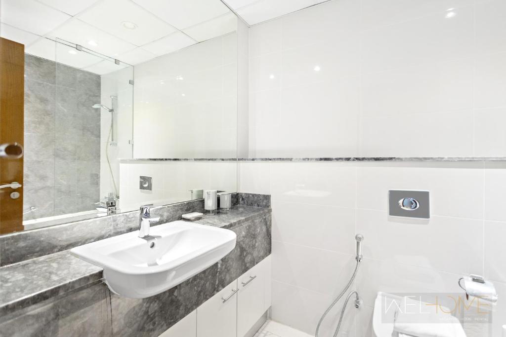 WelHome - Luxurious 2BR Apt at Noora Tower in Business Bay