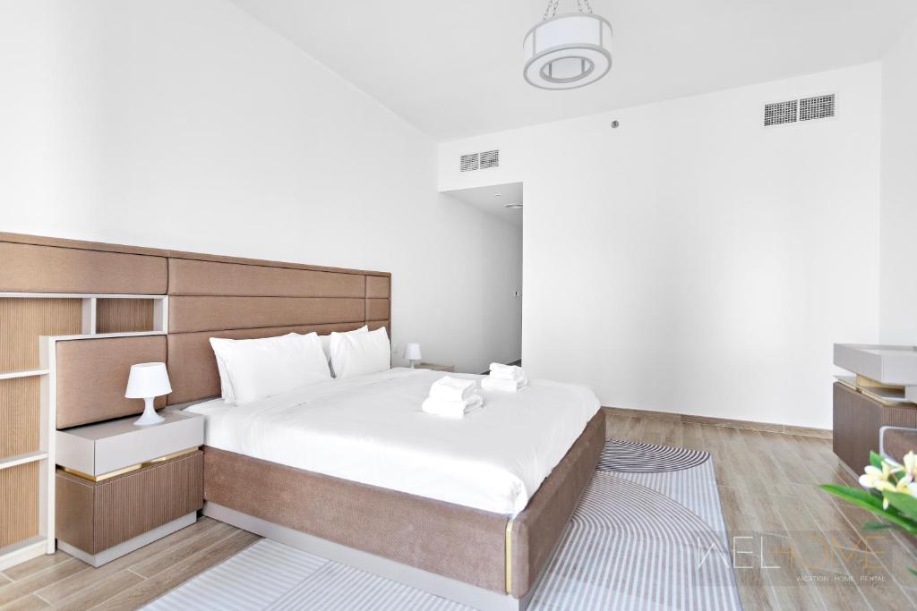 WelHome - Luxurious 2BR Apt at Noora Tower in Business Bay