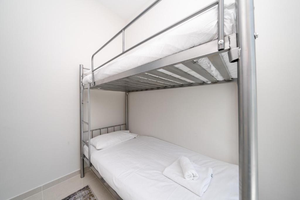 ALH Vacay - 1 bedroom with Study Room in DAMAC Hills 2