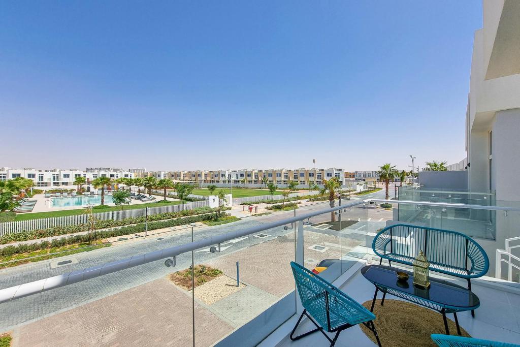 ALH Vacay - 1 bedroom with Study Room in DAMAC Hills 2