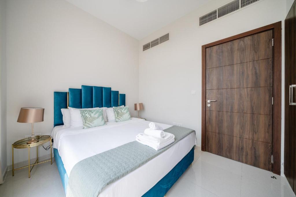 ALH Vacay - 1 bedroom with Study Room in DAMAC Hills 2