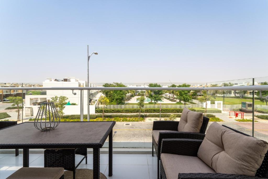 ALH Vacay - 1 bedroom with Study Room in DAMAC Hills 2