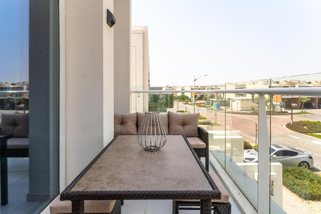 ALH Vacay - 1 bedroom with Study Room in DAMAC Hills 2