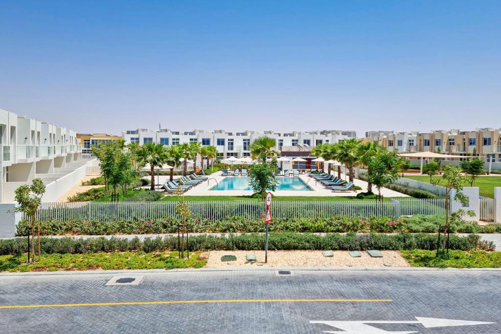 ALH Vacay - 1 bedroom with Study Room in DAMAC Hills 2