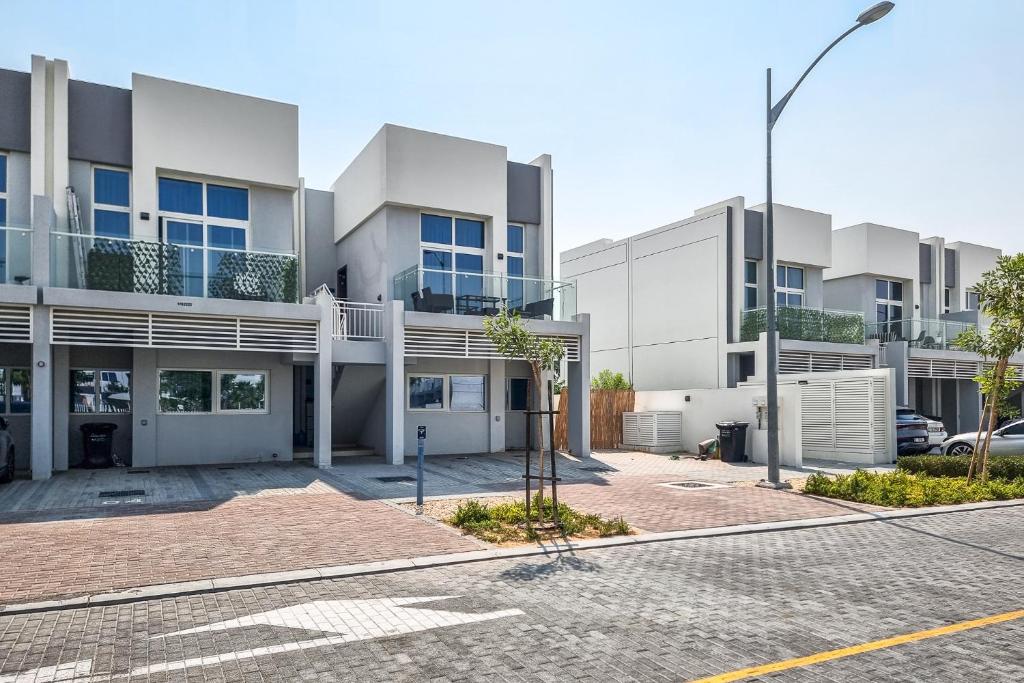 ALH Vacay - 1 bedroom with Study Room in DAMAC Hills 2