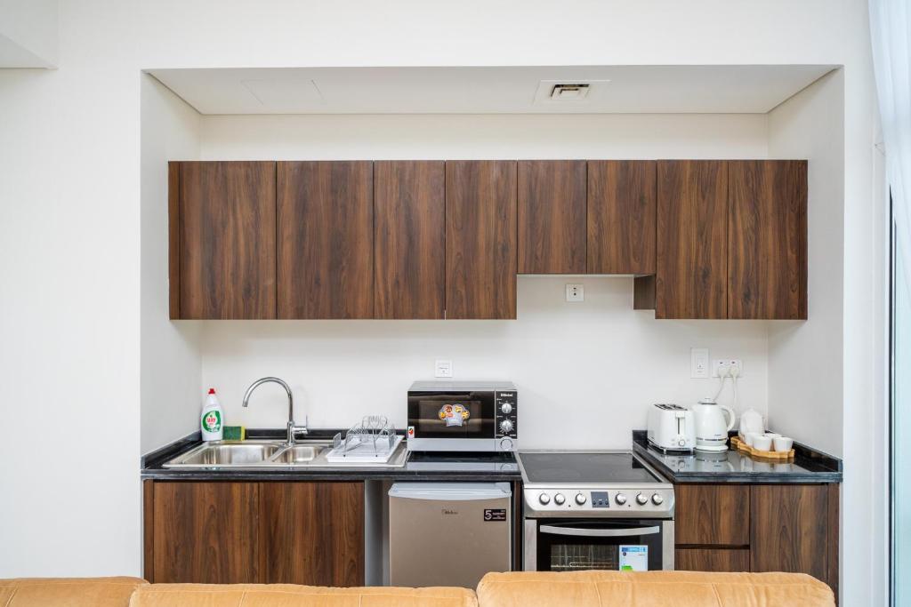 ALH Vacay - 1 bedroom with Study Room in DAMAC Hills 2