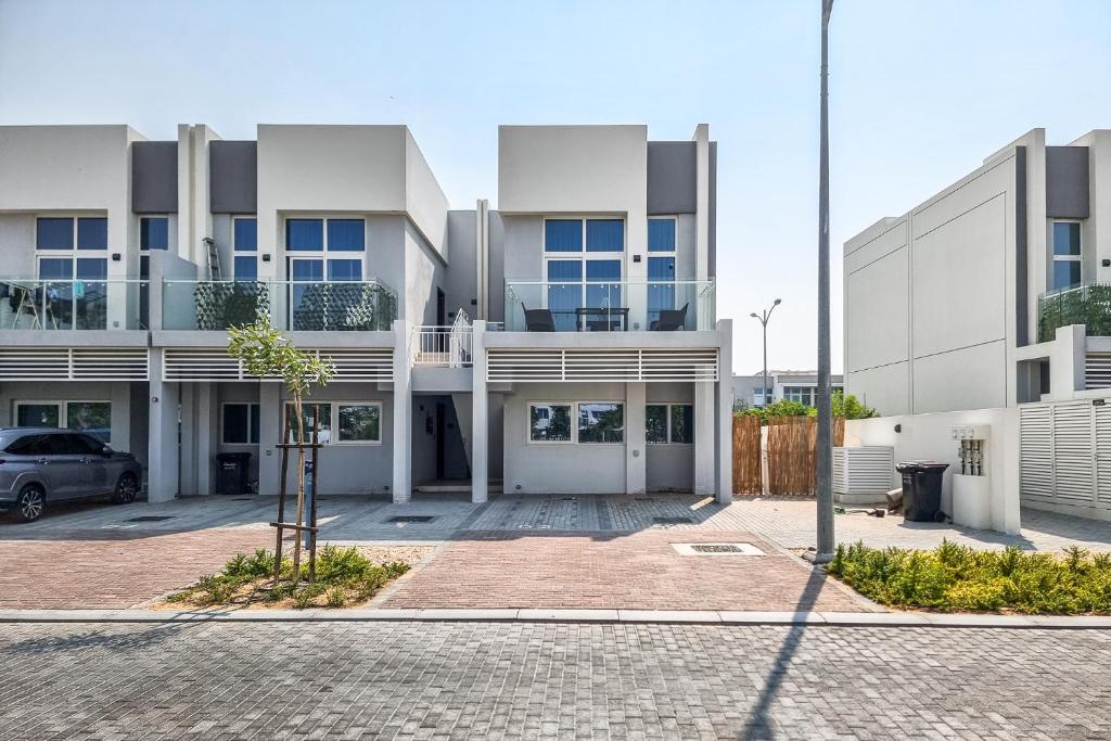 ALH Vacay - 1 bedroom with Study Room in DAMAC Hills 2