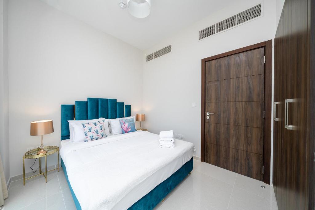 ALH Vacay - 1 bedroom with Study Room in DAMAC Hills 2