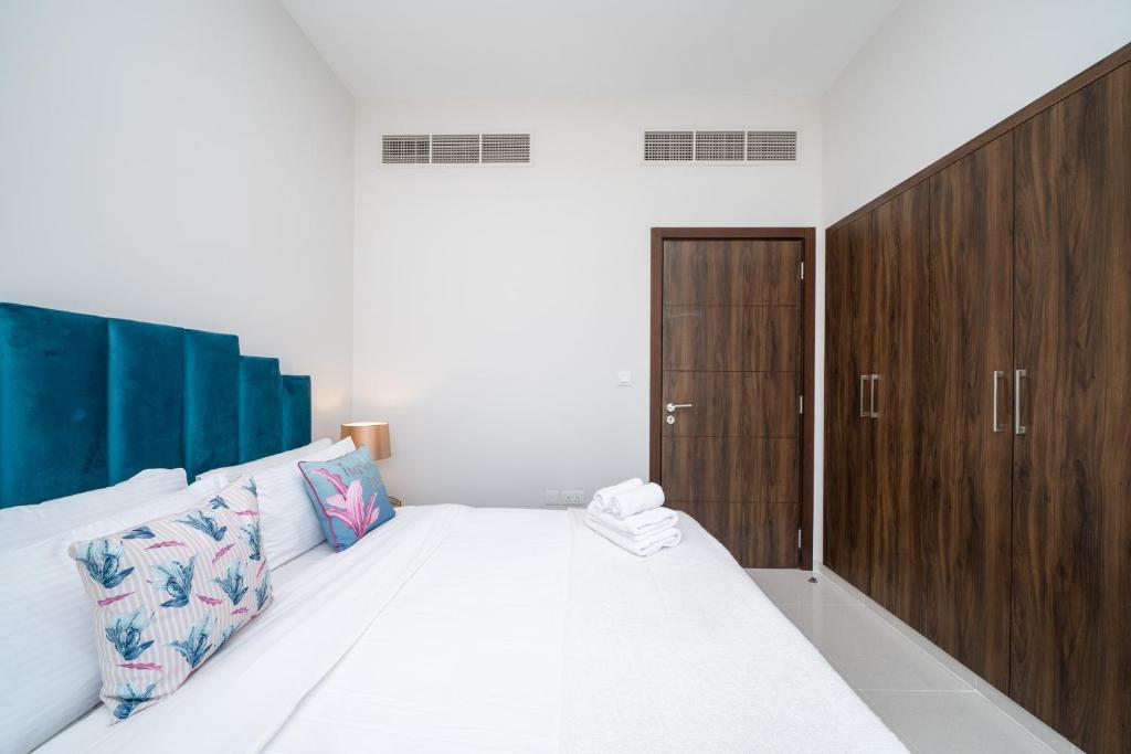 ALH Vacay - 1 bedroom with Study Room in DAMAC Hills 2