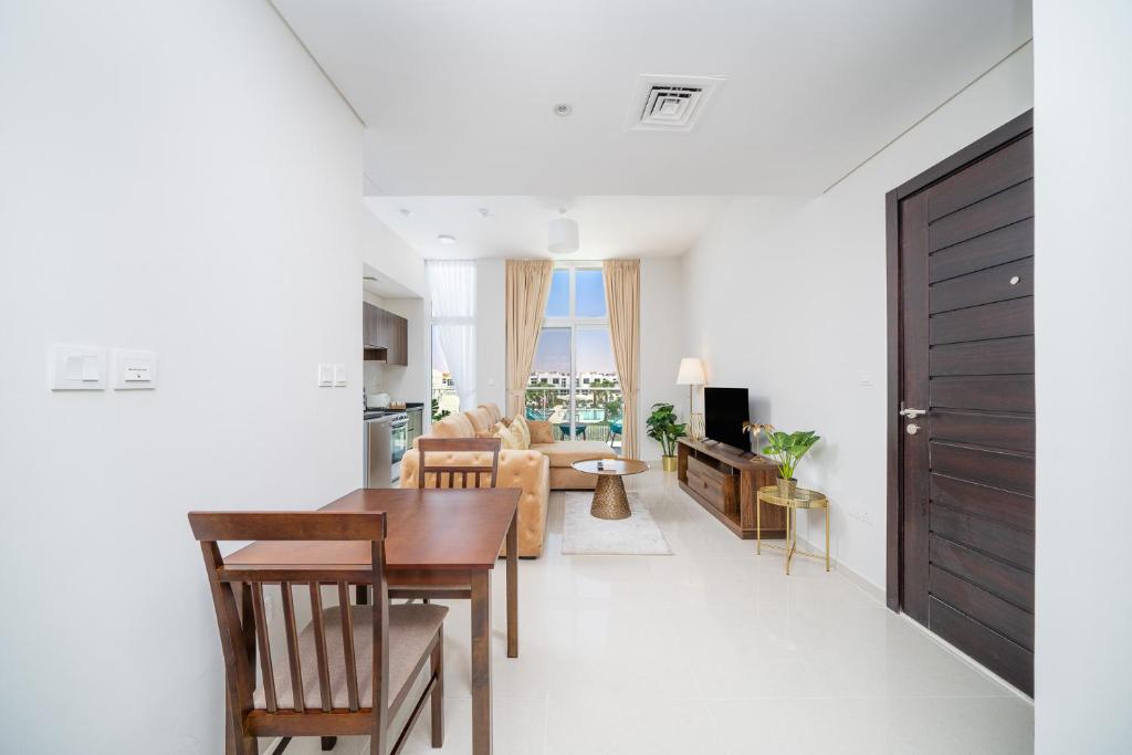 ALH Vacay - 1 bedroom with Study Room in DAMAC Hills 2