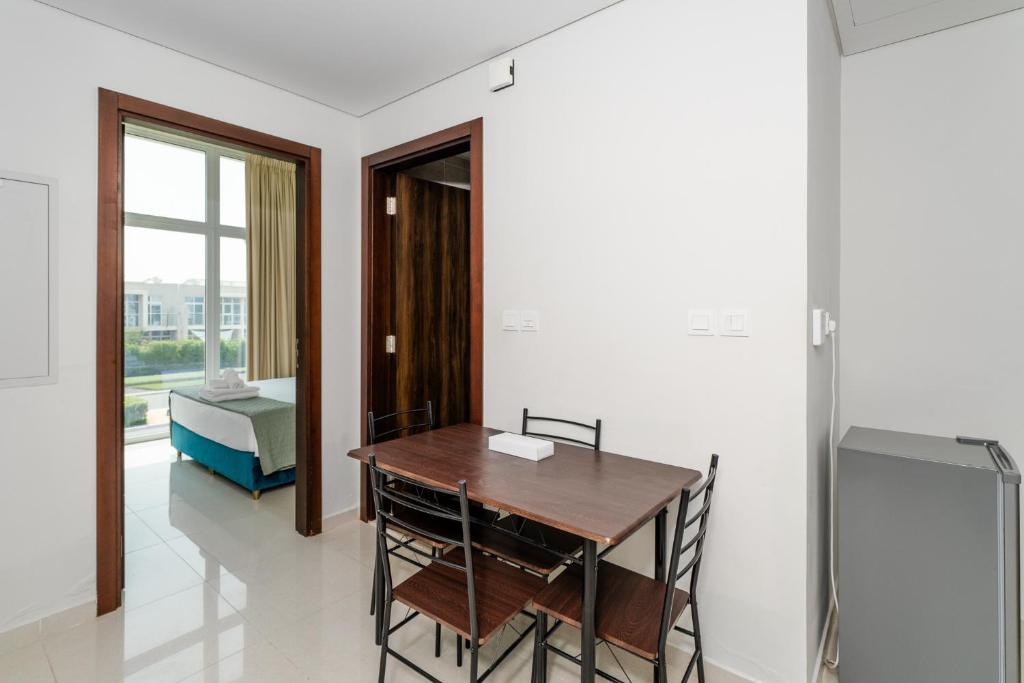 ALH Vacay - 1 bedroom with Study Room in DAMAC Hills 2