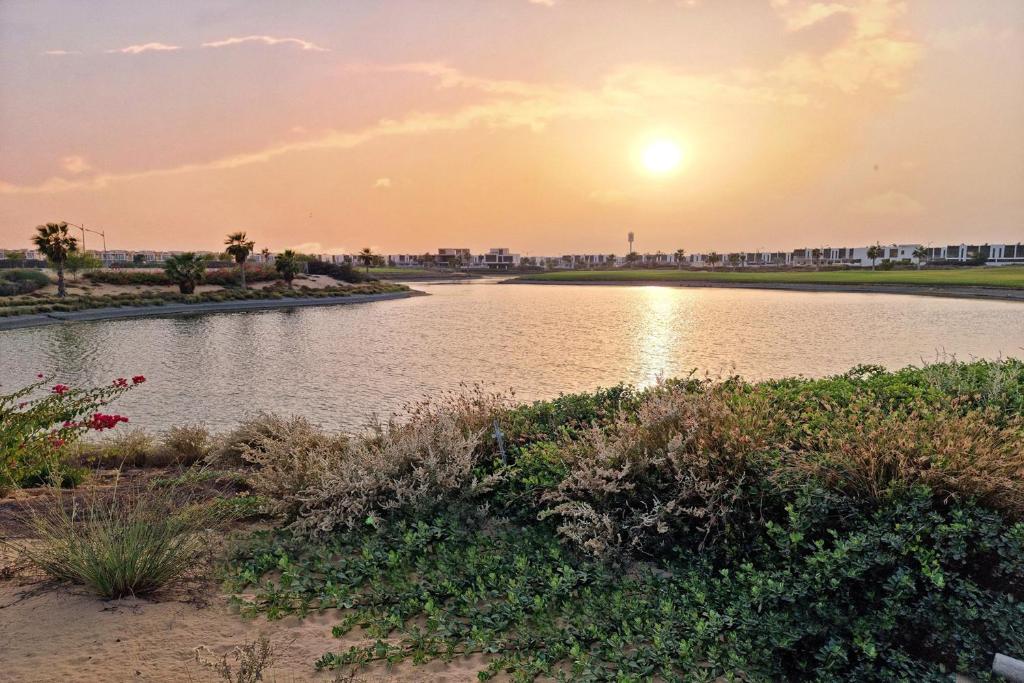 ALH Vacay - 1 bedroom with Study Room in DAMAC Hills 2