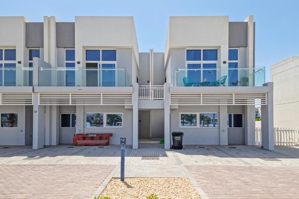 ALH Vacay - 1 bedroom with Study Room in DAMAC Hills 2