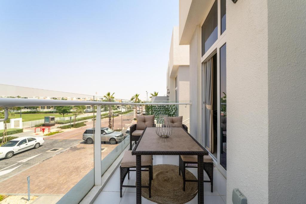 ALH Vacay - 1 bedroom with Study Room in DAMAC Hills 2