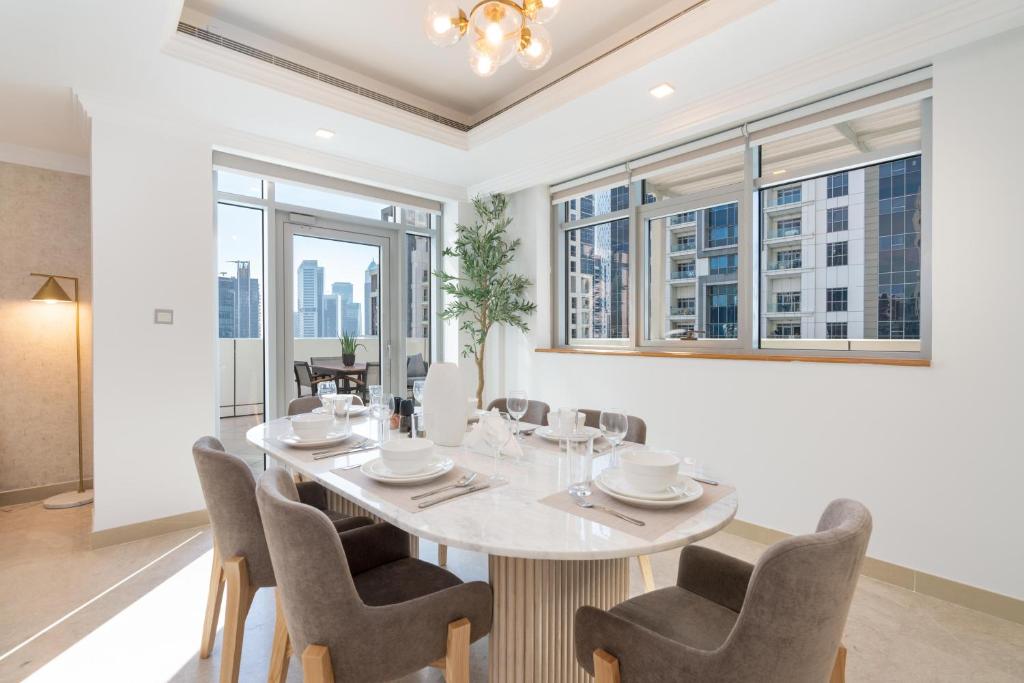 هتل اسپیشس ریسنتلی رفربیشد 2 بدروم ویت لارج تراس این د هارت آف بیزنس بی، نکست تو مترو اند دبی داونتاون - Spacious Recently Refurnished 2 Bedroom with Large Terrace in the Heart of Business Bay, next to Metro and Dubai Downtown