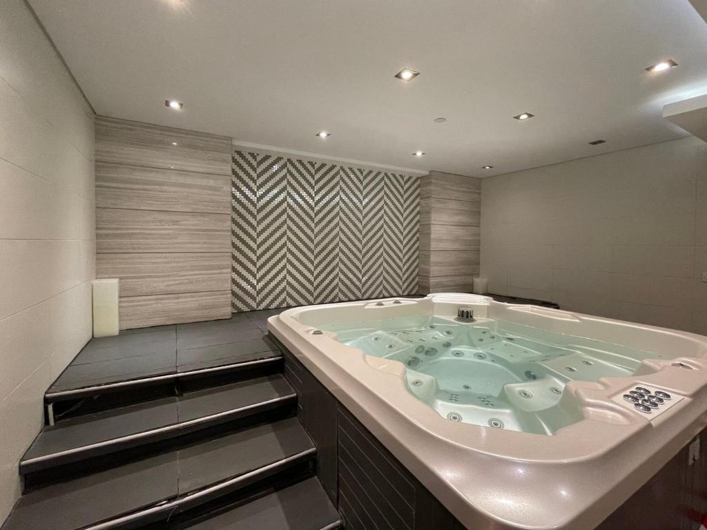 GuestReady - Cinza Moderna com Piscina e Ginásio