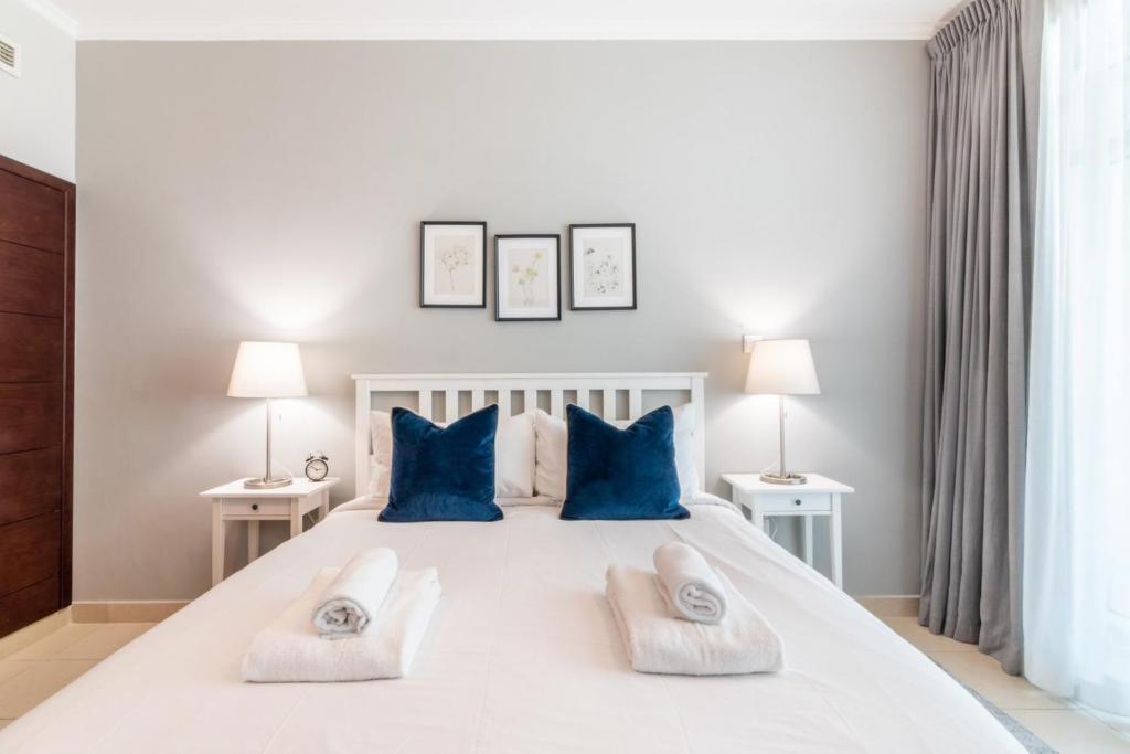 GuestReady - The Blue Hour