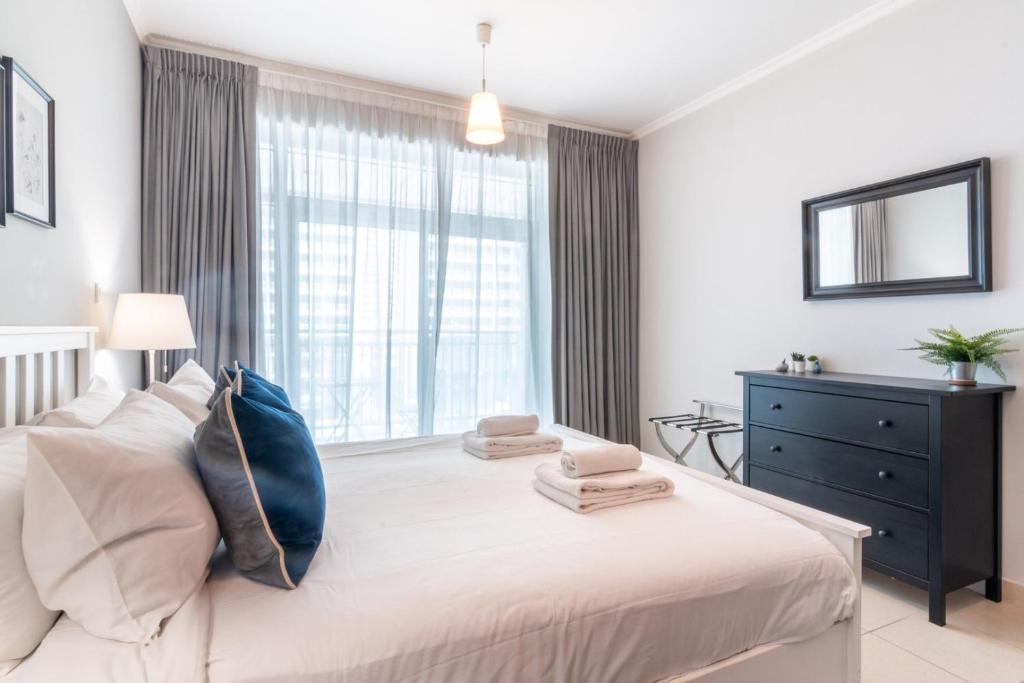 GuestReady - The Blue Hour