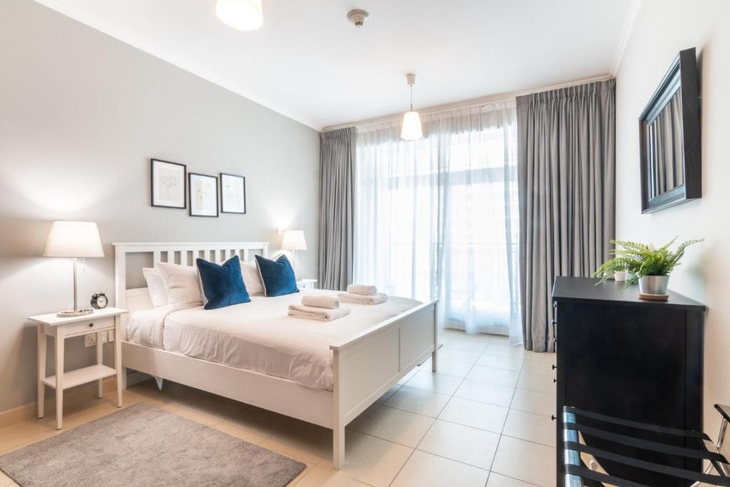 GuestReady - The Blue Hour