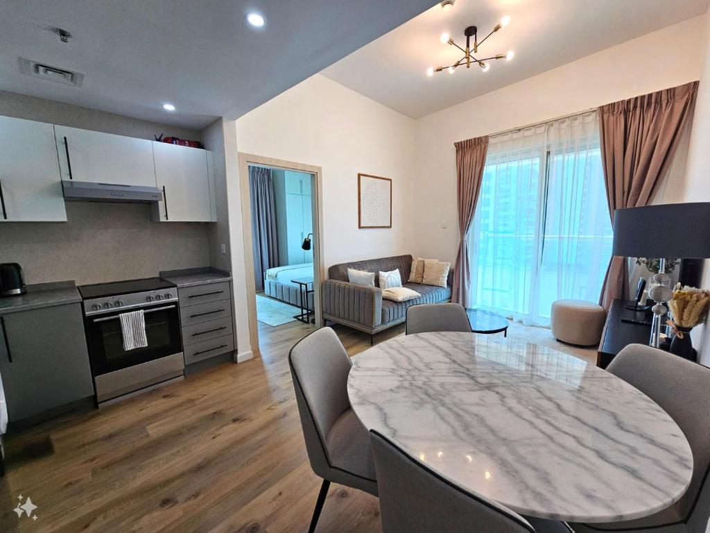 Cozy 1 BR - Dubai Marina - 5 Min to Beach and Metro