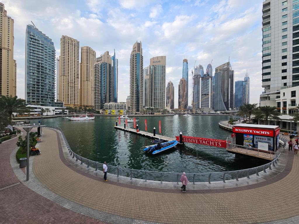 Cozy 1 BR - Dubai Marina - 5 Min to Beach and Metro