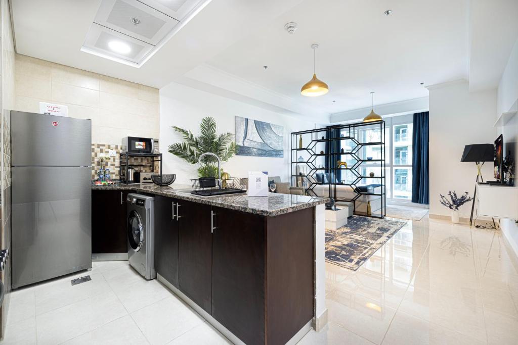 Luxurious Studio with Canal View in Business Bay