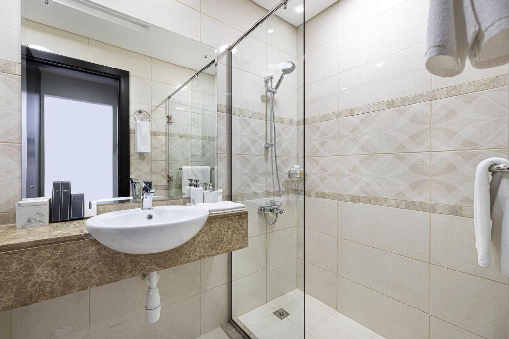 Luxurious Studio with Canal View in Business Bay