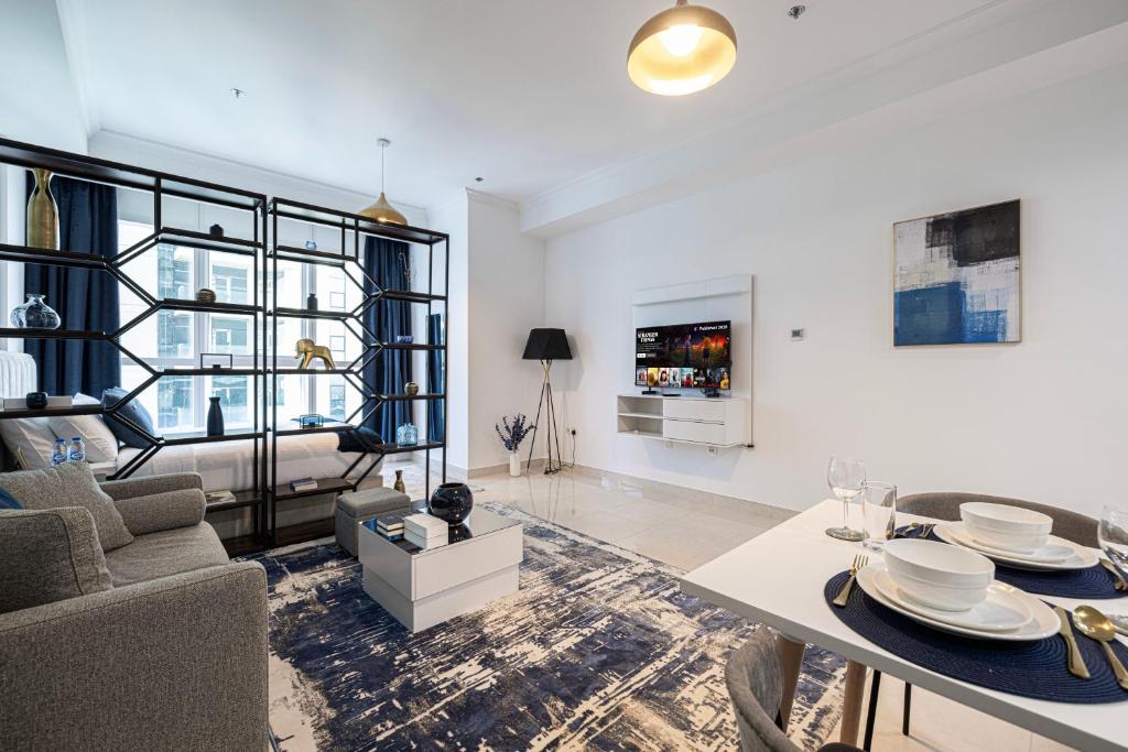 Luxurious Studio with Canal View in Business Bay