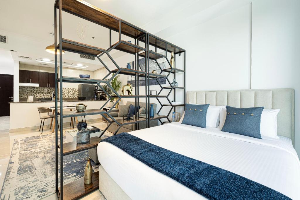 Luxurious Studio with Canal View in Business Bay