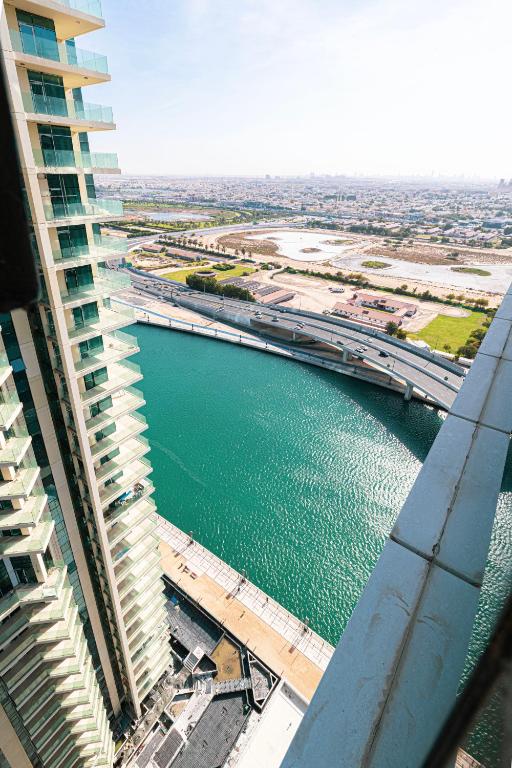 Luxurious Studio with Canal View in Business Bay