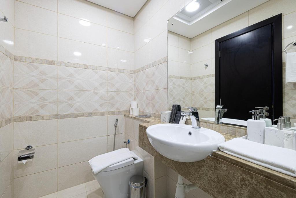 Luxurious Studio with Canal View in Business Bay