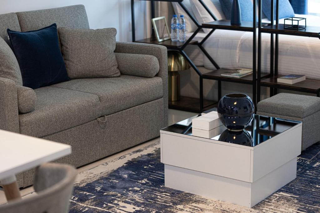 Luxurious Studio with Canal View in Business Bay