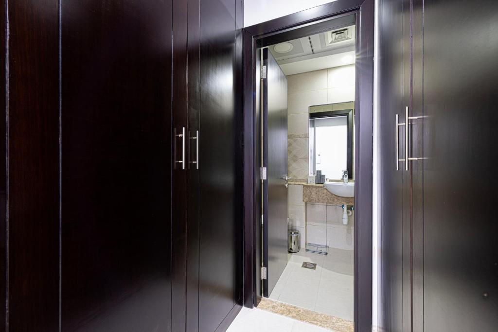 Luxurious Studio with Canal View in Business Bay