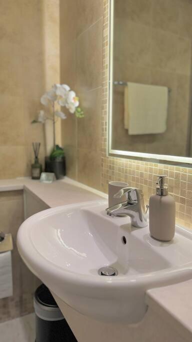 Amazing Modern Spacious Studio at Sky Gardens DIFC