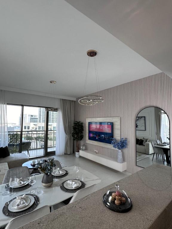 Creek Harbour retreat: Luxurious 2-BR apartment